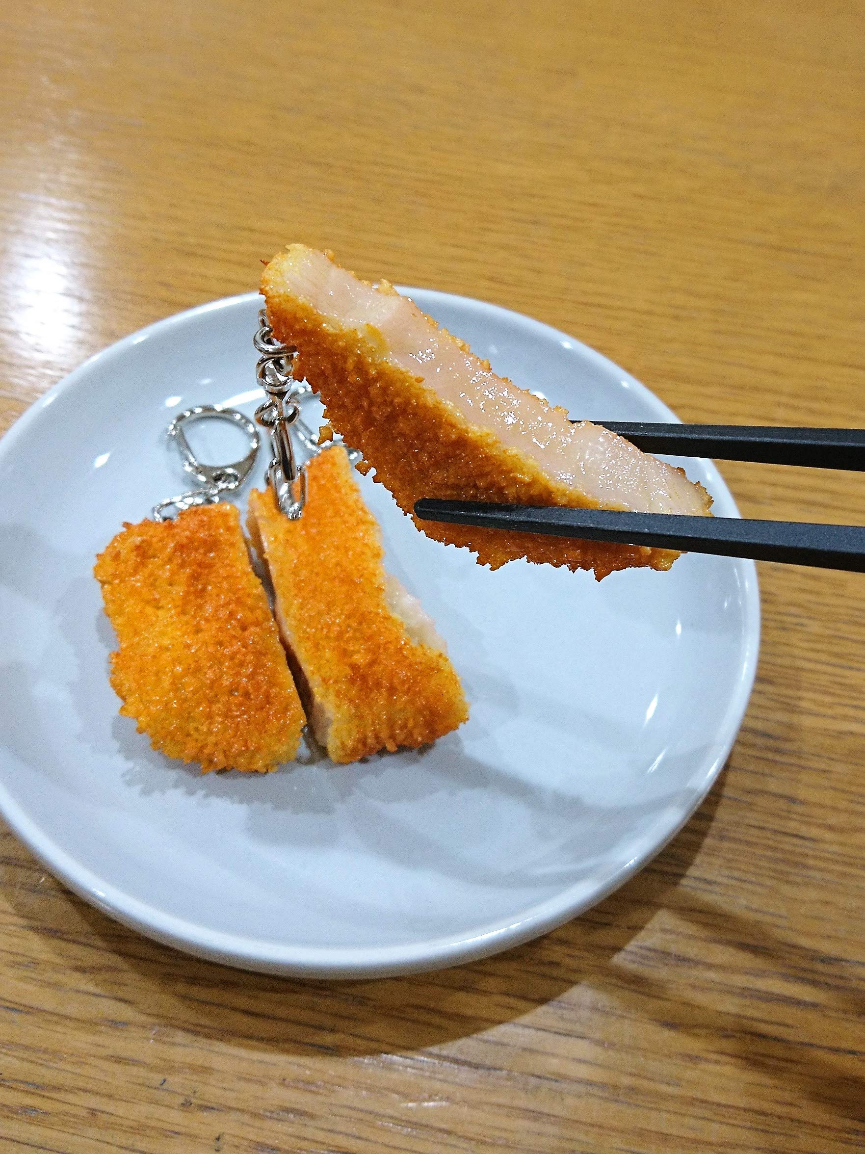 Amazon.co.jp: 食品サンプル 勝つカツ勝つトンカツキーホルダー6号